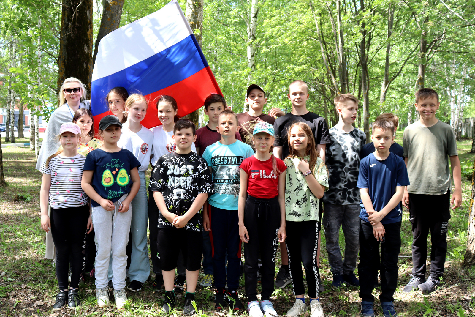 Детская республика. Школьники с российским флагом. Школьники Калмыкии с флагом. Символы российских отрядов. Квест путь к победе.